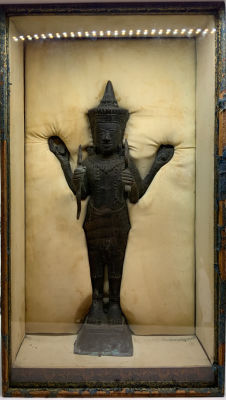 פיגורת ברונזה עתיקה דמות אל בודהיסטה מהמאה ה-18 גובה 33 ס''מ בקופסא המקורית גודל קופסא 43X24X13 ס''מ