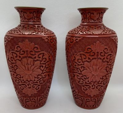 זוג אגרטלי לאקר אדום SINNABAR מתוארך 1920 עבודת גילוף יד גובה 23 ס''מ כל אחד