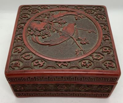 קופסאת עץ יפנית SINNABAR תקופת אדוה עד 1862 מעוטר גילוף עבודת יד ציפור על עץ דובדבן וסמלים 