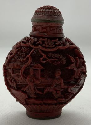 בקבוקון בושם SINNABAR סיני עתיק מאה ה-19 גילוף עבודת יד מעוטר דמויות בחצר חתום בחותמת 