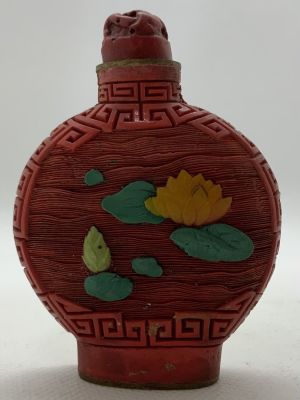 בקבוקון בושם SINNABAR סיני עתיק מאה ה-19גילוף עבודת יד מעוטר ג'יד וקורל בשני הצדדים, ברווזים 