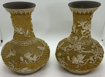 זוג אגרטלי סינבאר SINNABAR לבן סיני תחילת המאה ה-20 עבודת גילוף יד גובה 18 ס''מ