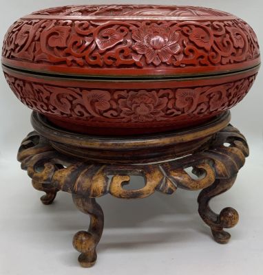 קופסאת סינבאר SINNABAR סיני גדול ומרשים עם בסיס מעץ תחילת הצאה ה-20 עבודת גילוף יד גובה כולל 