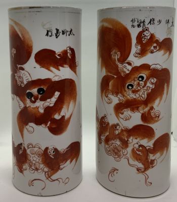 זוג אגרטלי צילינדר פורצלן מעוטר ציורים עבודת יד חתום מתוארך מאה ה-19 גובה 28 ס''מ שניהם קוטר 12 ס''מ