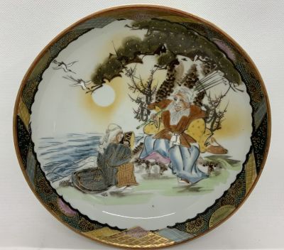 קערת פורצלן יפנית עתיקה מתקופת מייג׳יי 1862-1912 מעוטר ציורי יד דמות גבר ואישה על שפת הים קוטר 