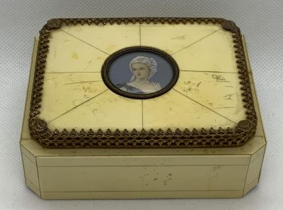 קופסת תכשיטים אירופאי מאה ה-19 צלולייט עם ציור מיניאטורה עבודת יד בחלק העליון וברונזה גודל 