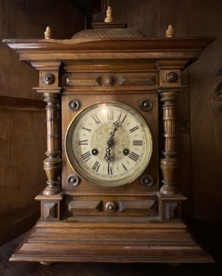 שעון מדף אירופאי מאה ה-19 junghans במצב עבודה דרוש טיפול גודל 48X30X16 ס׳׳מ