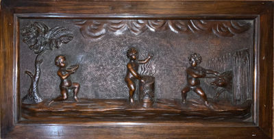 פנל עץ גילוף איכותי עבודת יד 3 ממדים מעוטר ילדים מבשלים כנרא מהמיטולוגיה היוונית וכנראה מתוארך 
