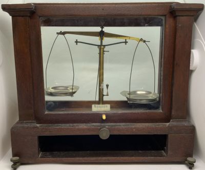 מזנאים רוקחים מתחילת המאה ה-20 עץ ברונזה וזכוכית חסר מגירה וללא משקולות 35X31X16 ס׳׳מ