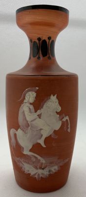 אגרטל זכוכית צבוע ביד מעוטר דמות לוחם רומאי/יווני רוכב על הסוס גובה 15 ס׳׳מ