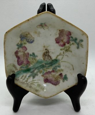 צלחת פורצלן מיניאטורית עתיקה סינית מהמאה ה-19 מעוטר ציורי יד חתום קוטר 12 ס׳׳מ