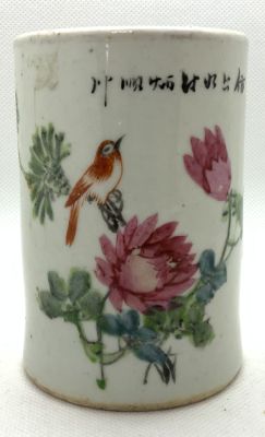 אגרטל צילינדר פורצלן סינית עתיקה מאה ה-19 מעוטר ציורים עבודת יד פרחים וציפור חתום חתימת שעווה 