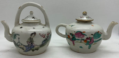 זוג קנקני פורצלן לתה סיני עתיק מאה ה-19 ציורים וצבוע ביד אחד חתום בתחתית גובה 10-12 ס׳׳מ