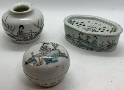 לוט 3 כלי פורצלן אגרטל גובה 7 ס׳׳מ כלי לסבון 12X7 ס׳׳מ וקופסא קוטר 7 ס׳׳מ כולם מעוטרים ציורים 