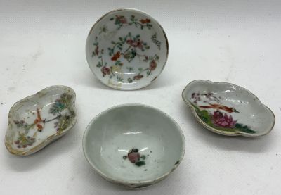 לוט כלי פורצלן שונים סיני עתיק מאה ה-19 מעוטר ציורים עבודת יד חלקם חתומים חתימת האימפרייליסטית 