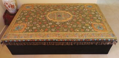 שרפרף, ריפוד עבודת יד, רקום בחוטי זהב ומשובץ אבני חן, גודל 160X100 ס"מ גובה 40 ס״מ 
הפריט 