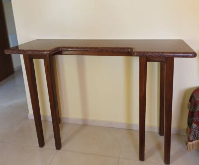 שולחן קונסולה משיש, רגלי עץ גבוה 103 ס"מ, ארוך 156 ס"מ, רחב 48 ס״מ 
הפריט נמצא בדירה 