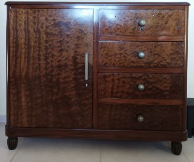 שידת מגירות בסגנון ארט דקו עשויה עץ יקר, שנות ה-30 130x46x110 ס״מ 
הפריט נמצא בדירה בנתניה - 