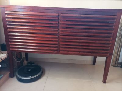 שידת עץ עכשווית של 4 מגירות 125X90X50 ס״מ 
הפריט נמצא בדירה בנתניה - הקונה יקבל את הפריט 