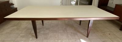 שולחן עץ גדול ומרשים 249X120 ס''מ משטח פורמייקה לבן - גובה 
הפריט נמצא בדירה 