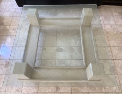 שולחן סלוני מזכוכית מחוסמת ובסיס שיש ONE PIECE גדול ומרשים הזכוכית בעובי 1.8 ס''מ גודל הזכוכית 