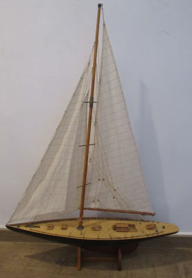 סירת מפרש עץ שורש עבודת יד עם מעמד אורך 66 ס׳׳מ גובה כולל מעמד 91 ס׳׳מ