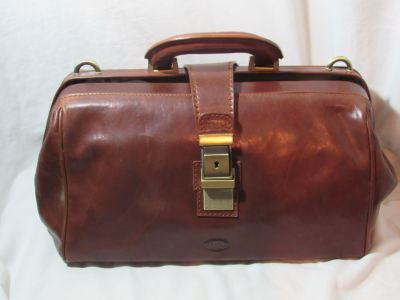 תיק עור וינטג' במצב כחדש איטלקי עם רצועה לתלייה והתוויות מהחנות גודל 20X20X36