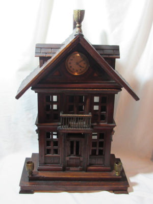 בית עץ עבודת יד עם שעון מנגנון מתיחה ישן, מקום אחסון לניירת וזוג פמוטים מובנים מברונזה גודל 47X14X29