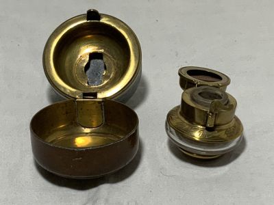 צמד קסתות דיו עתיקות לנסיעות -עור ומתכת קוטר 5.5 ס''מ גובה 5 ס''מ וקסת עתיקה אנגלית, עשויה מתכת 