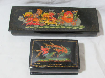 צמד קופסאות רוסיות עבודת יד גדלים: 18X6X3 , 9X6X3 ס׳׳מ הקופסא הקטנה חתומה על ידי האמן