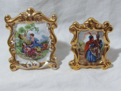 צמד פסלי פורצלן Limoges ציור עבודת יד וציפוי זהב בצורת תמונות עם מסגרת חתום גדלים: 7X5 ס׳׳מ 6X4 ס׳׳מ
