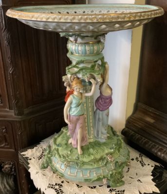 סנטר פיס\פסל פורצלן ציור יד חתום מעוטר עלי גפן ואשכולות ענבים בבסיס דמויות במרכז גדול ומרשים 