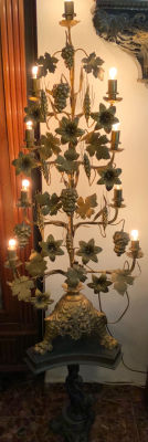 צמד מנורות מפוסלות ברונזה, פליז ונחושת עלי גפן ואשכולות ענבים 9 קנים כל אחד גובה 110 ס''מ רוחב 