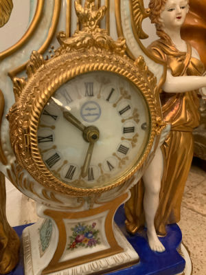 פסל פורצלן חתום מעוטר דמויות מנגנות צבוע ביד עם שעון קוורץ במרכז גובה 52 ס''מ גודל 32X17 