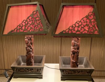 צמד מנורות שולחן יפניות עץ גילוף עבודת יד האהילים בד עם מכסה עץ נשלף (אחד האהילים פגום) גובה 65 