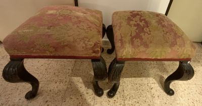 צמד הדומים\שרפרפים עתיקים רגלי עץ מגולפים עובדת יד ריפוד בד קטיפה משולב עם גובלן פרחים במצב טוב 