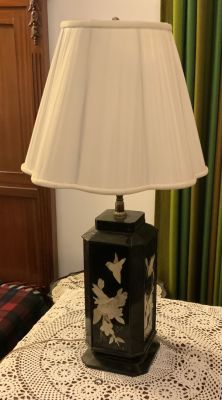 מנורת שולחן יפנית עץ מפוסל עם אם הפנינה וציור יד האהיל בד גובה כולל האהיל 63 ס''מ גובה בסיס 30 