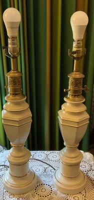 צמד מנורות בסיס פורצלן עם מתקן נחושת עליון גובה 60 ס''מ לא כולל נורה קוטר בסיס 15 ס''מ (אין 