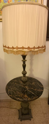 מנורה עומדת- שולחן שיש בסיס ועמוד מתכת, פליז כולל אהיל בד חדש קוטר שולחן 55 ס''מ גובה כולל אהיל 