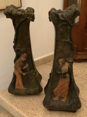 צמד כדי קרמיקה ארט נובו מפוסלים דמויות משני הצדדים חתומים וממוספרים 3351 גובה 57 ס''מ כל אחד 