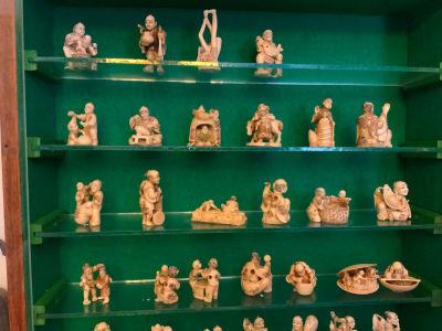 אוסף שלם של 44 פריטי אוקימונו\נאצקה עתיקים גילוף עבודת יד חתומים עם הוויטרינה שלו גדלים 2.5 - 6 