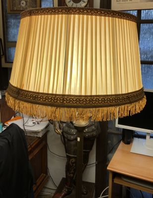 מנורת עמוד נחושת בסיס ברונזה ושיש אלבסטר אהיל בד עם פרנזים גובה כולל אהיל 163 ס''מ גודל בסיס 