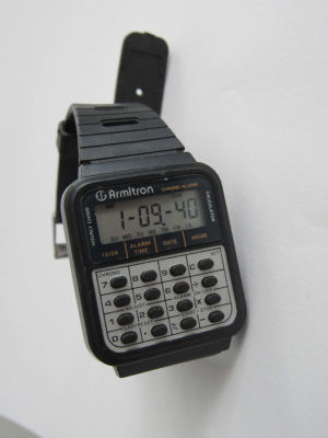שעון מחשבון ARMITRON קופסא שחורה עם צמיד גומי שחור מצב עובד