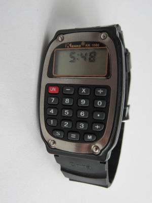 שעון מחשבון KENKO KK-1080 שחור עם רצועה גומי מצב עובד