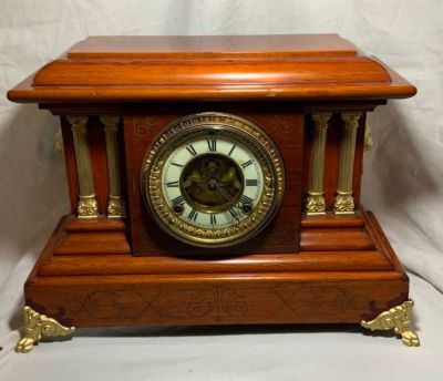 שעון שולחני ansonia clock co usa מטוטלת מצלצל כל חצי שעה קופסת עץ ועיטורי ברונזה במצב עבודה 