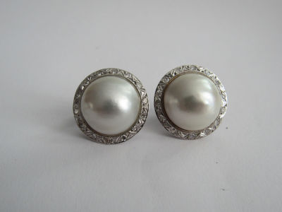 זוג עגילי זהב לבן 18K משובצת פנינה אחת ו14 יהלומים בכל עגיל משקל כולל 14.5 גרם