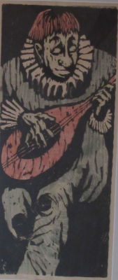 יעקב פנס חיתוך עץ דמות ליצן מנגנת מתוארך 1957, ממוספר 18\30 וחתום גודל ללא מסגרת 59X25 ס''מ