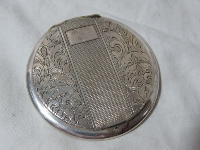 פודריה ציפוי כסף עתיקה עם כיתוב ''לרוחלה באהבה'' קוטר 7 ס''מ