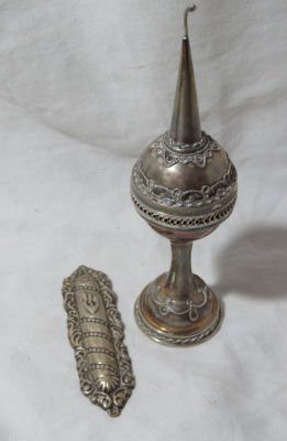 מגדל בשמים עבודת פיליגרן כסף סטרלינג גובה 16 ס''מ ומזוזת כסף 925 הצורפים ארוך 9 ס''מ משקל כולל 