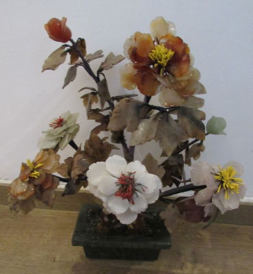 פסל אבני חן וג'יד בצורת עץ ופרחים יפה - גובה 45 ס''מ